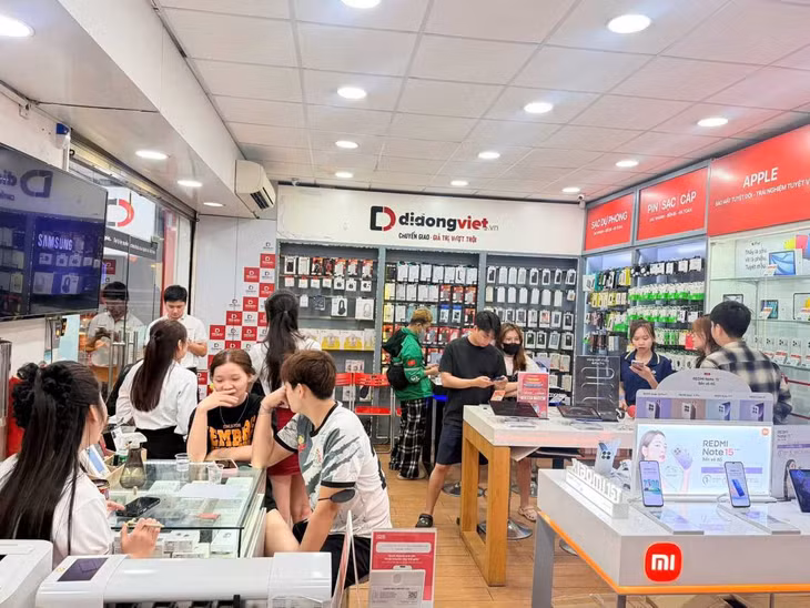 Một số hệ thống bán lẻ tại Việt Nam đã chủ động nguồn hàng để ứng phó với việc giá smartphone tăng. Ảnh: Loan Trần