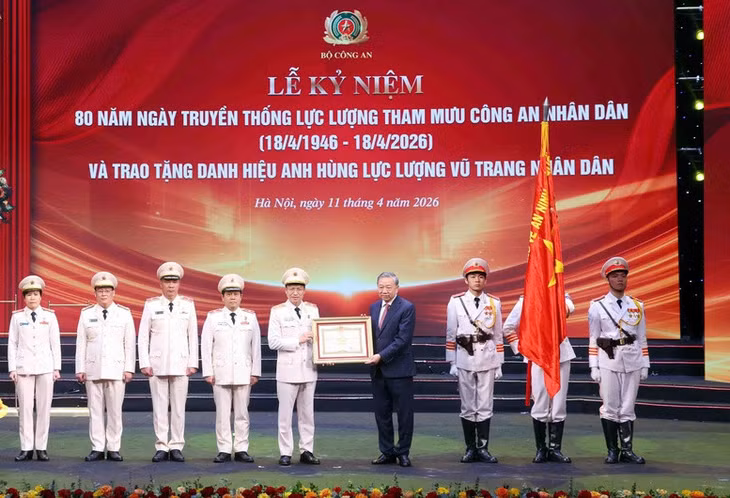 Tổng Bí thư, Chủ tịch nước Tô Lâm trao danh hiệu Anh hùng Lực lượng vũ trang nhân dân cho tập thể Văn phòng Bộ Công an - Ảnh: VGP/Vũ Phong