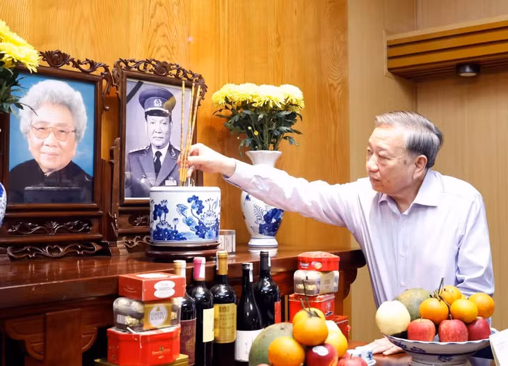 Tổng Bí thư, Chủ tịch nước Tô Lâm dâng hương tưởng nhớ Đại tướng Lê Đức Anh, nguyên Chủ tịch nước. (Ảnh: Thống Nhất – TTXVN)