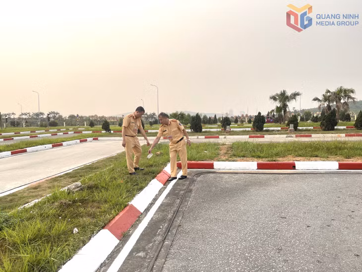 Cán bộ Phòng CSGT (Công an tỉnh) kiểm tra loại bỏ những đánh dấu, ký hiệu nghi vấn gian lận ở khu vực thi lái xe trong hình.