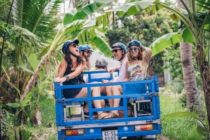 Khách quốc tế đến Việt Nam trải nghiệm du lịch nông thôn tại miền Tây. Ảnh: Tripadvisor