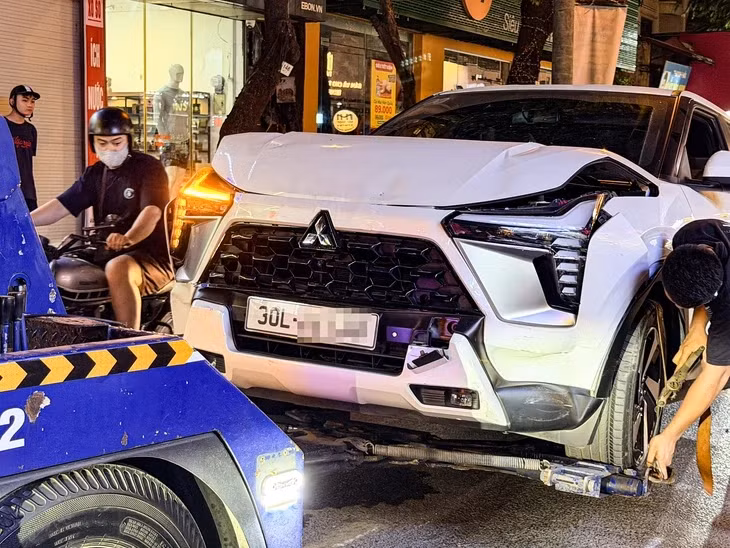 Chiếc ô tô được đưa về để làm rõ các tình tiết liên quan vụ tông xe liên hoàn - Ảnh: HỒNG QUANG