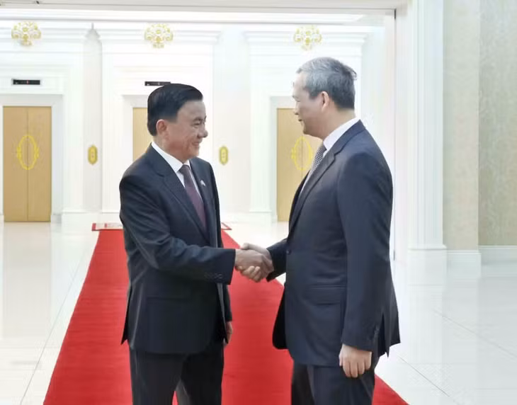 Thường trực Ban Bí thư Trần Cẩm Tú hội kiến Thủ tướng Campuchia Hun Manet. (Ảnh: TTXVN)