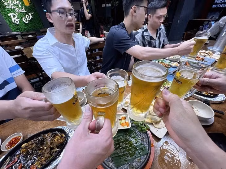 Lạm dụng rượu bia gây ảnh hưởng đến sức khỏe - Ảnh minh họa: NAM TRẦN