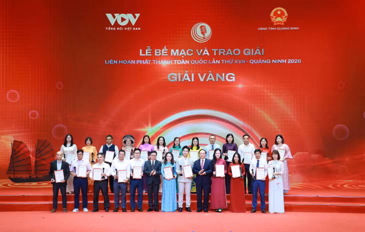 Các đồng chí lãnh đạo trao giải vàng cho các tác giả, nhóm tác giả.