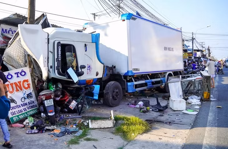 Xe tải lao vào cửa hàng sửa xe ở ven đường - Ảnh: THANH HUYỀN