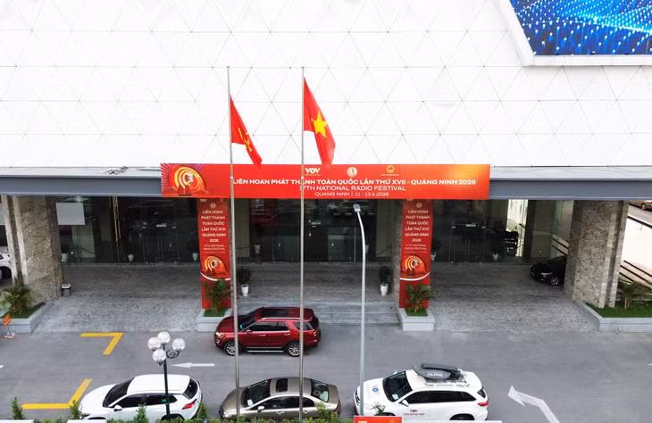 Khu vực xung quanh trụ sở Báo và PTTH Quảng Ninh đã được trang hoàng đồng bộ với hệ thống pano, băng rôn, áp phích tuyên truyền về Liên hoan Phát thanh toàn quốc lần thứ XVII – Quảng Ninh năm 2026.