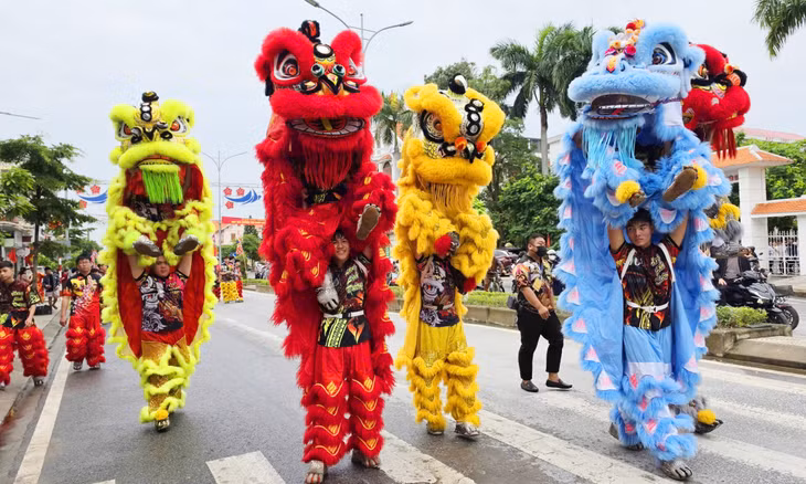 Múa lân cùng nhiều hoạt động được tổ chức sôi động trong buổi lễ.