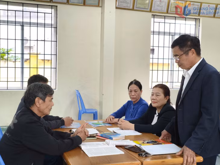 Tổ hòa giải khu phố An Biên 1, phường Hoành Bồ họp nghiên cứu một số quy định pháp luật mới trong hoạt động hòa giải.