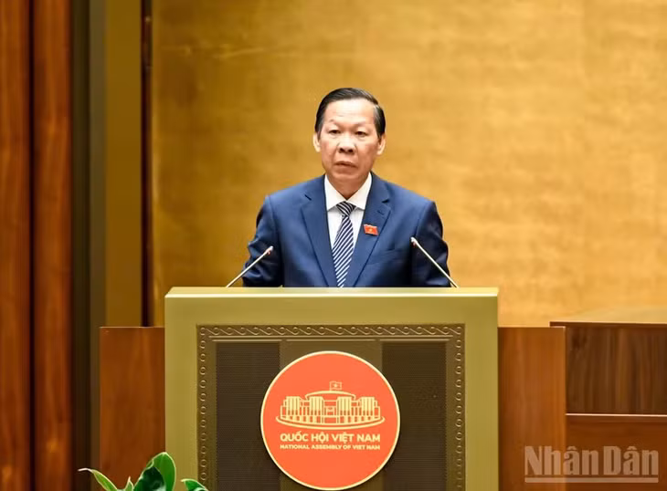 Chủ nhiệm Ủy ban Kinh tế và Tài chính Phan Văn Mãi nêu quan điểm thẩm tra. (Ảnh: DUY LINH)
