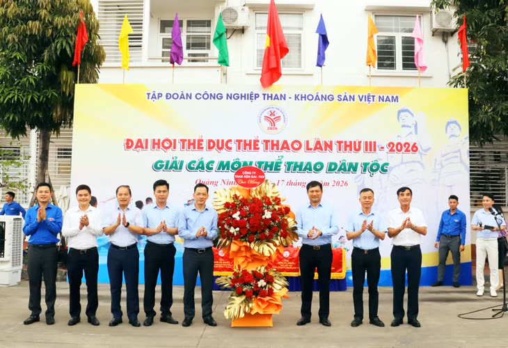 Lãnh đạo Than Hòn Gai TKV tặng hoa chúc mừng BTC giải đấu.