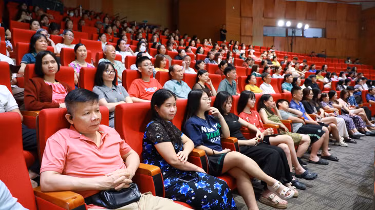 Đông đảo khán giả đến dự lễ khai mạc và thưởng thức bộ phim “Địa đạo - Mặt trời trong bóng tối” trong tối 25/4.