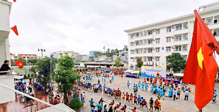 Ngay sau lễ khai mạc, các môn thể thao dân tộc diễn ra trong khuôn viên sân Khu tập thể công nhân - Than Hòn Gai TKV với sự cổ vũ đông đảo của cán bộ, công nhân viên TKV.