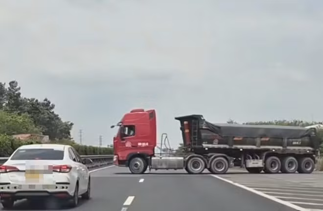 Tài xế xe đầu kéo quay đầu xe trên cao tốc TPHCM - Long Thành. Ảnh cắt từ clip