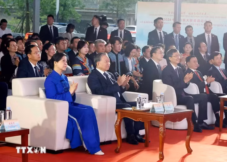 Tổng Bí thư, Chủ tịch nước Tô Lâm và Phu nhân dự Lễ khai mạc Liên hoan nhân dân biên giới Việt - Trung - Ảnh: TTXVN