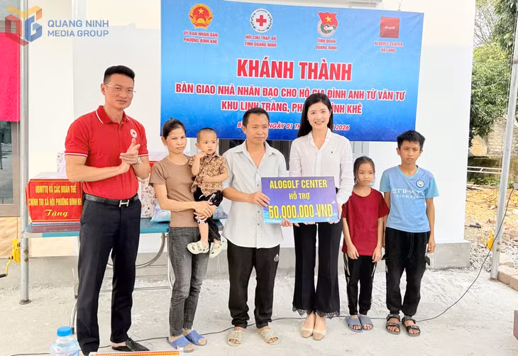 Ông Nguyễn Tuấn Anh, Phó Chủ tịch CTĐ tỉnh và đại diện Alogolf Center Hạ Long trao hỗ trợ 50 triệu đồng nguồn kinh phí xây nhà nhân đạo cho hộ gia đình anh Từ Văn Tư (khu Linh Tràng, phường Bình Khê) tháng 4/2026.
