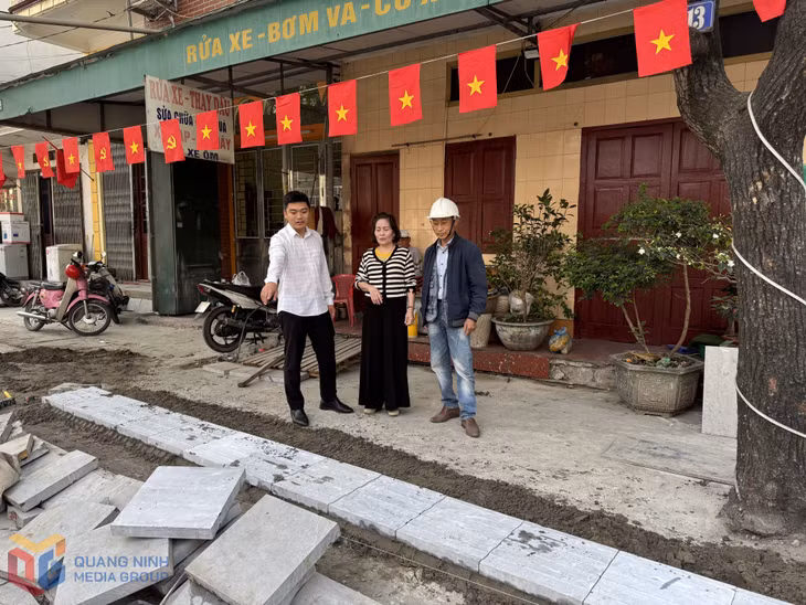 Anh Nguyễn Linh (ngoài cùng bên trái) thực hiện giám sát Dự án cải tạo, nâng cấp tuyến đường Thành Công (phường Cao Xanh).