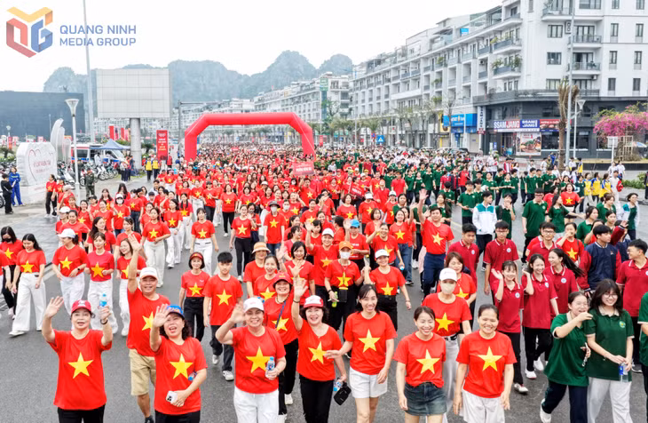 Người dân tham gia sự kiện Ngày chạy Olympic “Vì sức khỏe toàn dân - Vì an ninh Tổ quốc” năm 2026 tại Quảng trường 30/10 (phường Hạ Long). Ảnh: Tạ Quân
