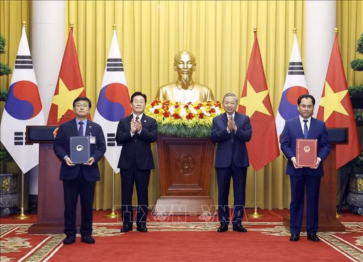 Tổng Bí thư, Chủ tịch nước Tô Lâm và Tổng thống Hàn Quốc Lee Jae Myung chứng kiến lễ trao Bản ghi nhớ về hợp tác an ninh nguồn nước giữa Bộ Nông nghiệp và Môi trường Việt Nam và Bộ Khí hậu, Năng lượng và Môi trường Hàn Quốc. Ảnh: TTXVN