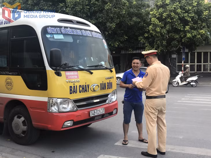 Cán bộ Đội CSGT Đường bộ số 2, Phòng CSGT Công an tỉnh Quảng Ninh, kiểm tra hành chính phương tiện lưu thông trên QL18A đoạn đi qua địa bàn phường Cẩm Phả.