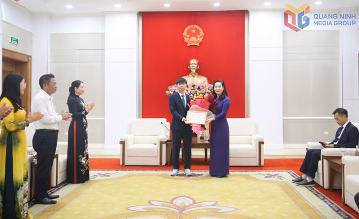 Đồng chí Nguyễn Thị Hạnh, Phó Chủ tịch UBND tỉnh trao khen thưởng cho Ninh Quang Thắng, đoạt Huy chương Đồng Olympic Tin học Quốc tế lần thứ 37 tại Bolivia (IOI) năm 2025. Ảnh: Minh Đức