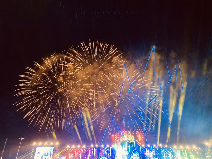 Màn pháo hoa rực rỡ kết thúc chương trình Carnaval Hạ Long 2026.