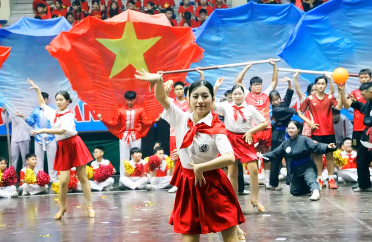 Các điệu nhảy hiện đại của các vũ công, hâm nóng thêm không khí ngày hội thể thao lớn của cụm 5 phường.