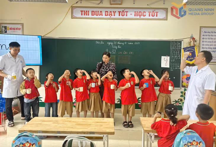 Học sinh Trường Tiểu học Đầm Hà tham gia uống thuốc tẩy giun định kỳ ngay tại lớp học, góp phần phòng, chống ký sinh trùng và bảo vệ sức khỏe học đường.