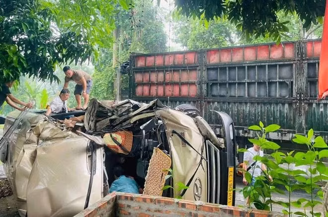 Xe khách biến dạng sau va chạm với xe đầu kéo. Ảnh: Nguyễn Hùng