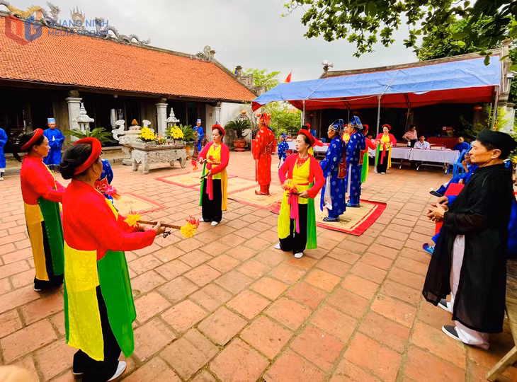Các tiết mục biểu diễn trong lễ hội của vùng đất Bạch Đằng giang giàu truyền thống văn hóa, lịch sử.