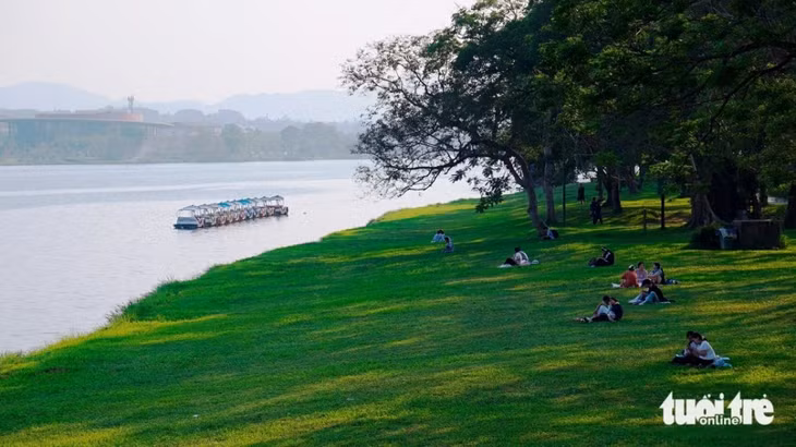 Bãi cỏ xanh thẳm thuộc bờ bắc sông Hương, đối diện với Phu Văn lâu và Kỳ đài Huế.