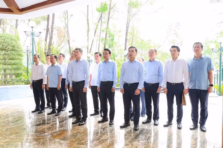 Đồng chí Lê Minh Hưng và các thành viên Đoàn công tác thành kính tri ân công lao to lớn của các anh hùng liệt sĩ đã hiến trọn tuổi thanh xuân, hy sinh vì độc lập dân tộc, tự do của Tổ quốc, vì hạnh phúc của nhân dân.