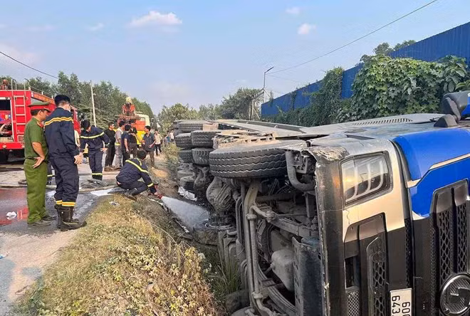 Hiện trường vụ lật xe tải đè xe ô tô con trên đường Bùng Binh, phường Trảng Dài, tỉnh Đồng Nai. Ảnh: HAC