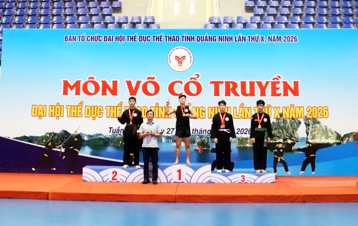BTC trao giải cho các vận động viên xuất sắc nhất ở nội dung đối kháng nam hạng cân trên 57-60 kg.