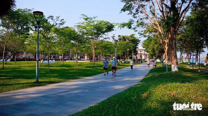 Công viên dọc sông Hương những năm gần đây được chính quyền chỉnh trang, thường xuyên dọn rác, chăm sóc cây xanh