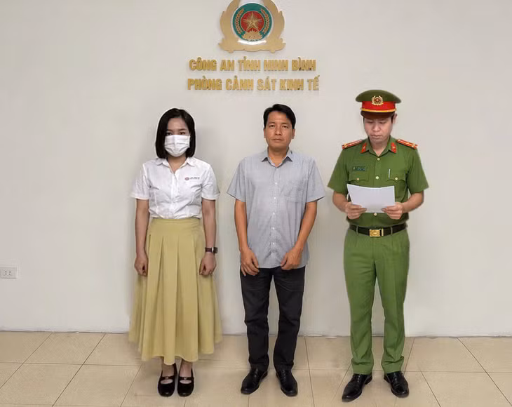 Giám đốc và kế toán tại cơ quan công an - Ảnh: Công an tỉnh Ninh Bình