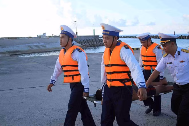 Cán bộ, chiến sĩ đảo Song Tử Tây cấp cứu ngư dân tại cầu cảng. Ảnh: Thành Vũ