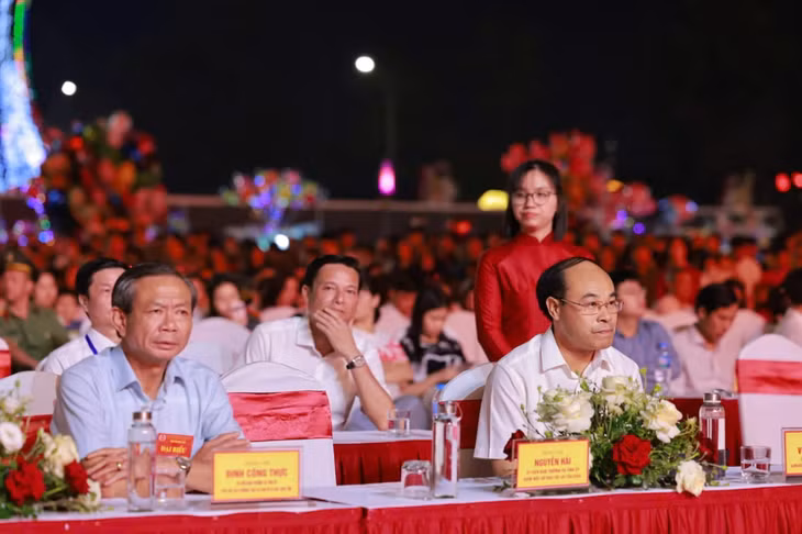 Các đồng chí lãnh đạo tỉnh, ngành dự lễ khai mạc.