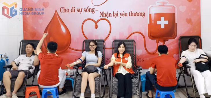 Các tình nguyện viên CLB Ngân hàng máu sống 24h (trực thuộc Hội Chữ thập đỏ tỉnh) tổ chức hiến máu tình nguyện tại Bệnh viện Bãi Cháy, tháng 4/2026.