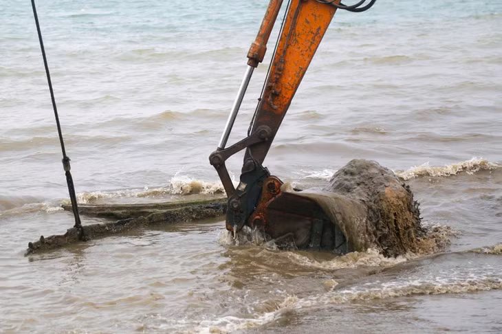 Máy xúc tham gia trục vớt. Ảnh: Hoài Phương