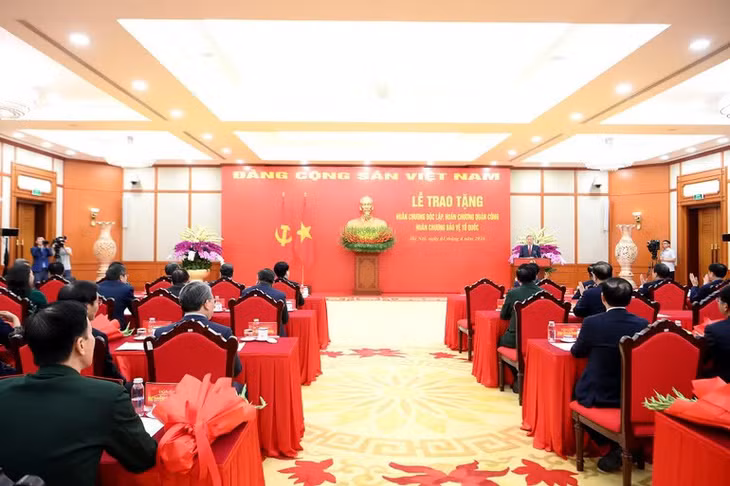 Quang cảnh Lễ trao Huân chương tặng các đồng chí lãnh đạo, nguyên lãnh đạo Đảng, Nhà nước và cán bộ cấp cao. (Ảnh: ĐĂNG KHOA)