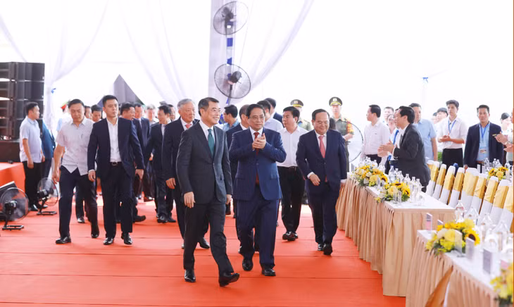 Đồng chí Lê Minh Hưng, Ủy viên Bộ Chính trị, Thủ tướng Chính phủ cùng đồng chí Phạm Minh Chính, nguyên Ủy viên Bộ Chính trị, nguyên Thủ tướng Chính phủ tới dự Lễ khởi công Dự án tuyến đường sắt tốc độ cao Hà Nội – Quảng Ninh.