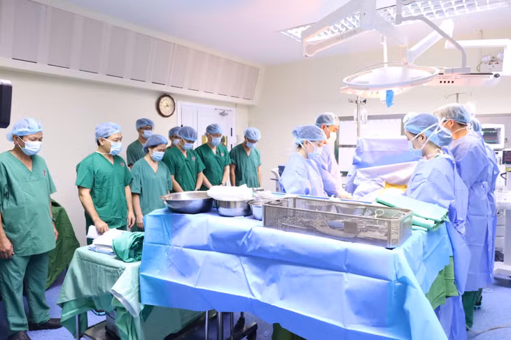 Các y bác sĩ tri ân nghĩa cử cao đẹp của người hiến tạng.