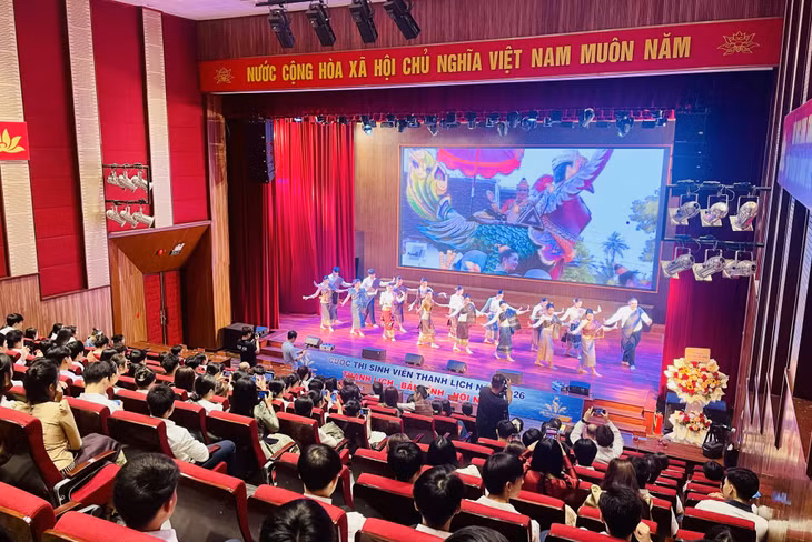 Chương trình đón Tết cổ truyền Bunpimay là hoạt động thường niên của Trường Đại học Hạ Long dành cho các sinh viên Lào.