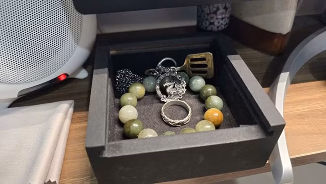 Cất gọn phụ kiện cá nhân vào hộp chuyên dụng là cách đơn giản giúp bàn làm việc luôn gọn gàng, ngăn nắp. Ảnh: Tuấn Đạt