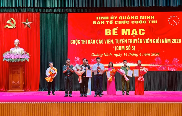 Ban Tổ chức trao giải Nhất cho báo cáo viên Phan Xuân Thưởng, Phó Chủ nhiệm Chính trị, Ban Chỉ huy PTKV 5, Quảng Yên, Bộ Chỉ huy Quân sự tỉnh.
