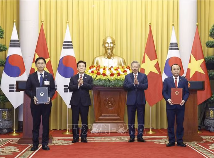 Tổng Bí thư, Chủ tịch nước Tô Lâm và Tổng thống Hàn Quốc Lee Jae Myung chứng kiến lễ trao Bản ghi nhớ về hợp tác số giữa Bộ Khoa học và Công nghệ Việt Nam và Bộ Khoa học và Công nghệ thông tin truyền thông Hàn Quốc. Ảnh: TTXVN