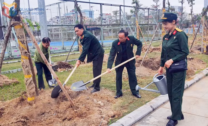 Cán bộ hội viên Hội CCB phường Hồng Gai tham gia 
