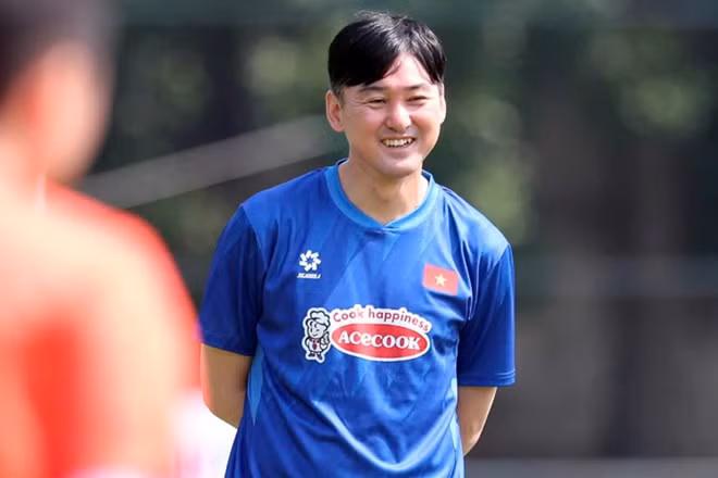 Ban huấn luyện đội tuyển Việt Nam chia tay trợ lý Lee Jung-soo. Ảnh: VFF