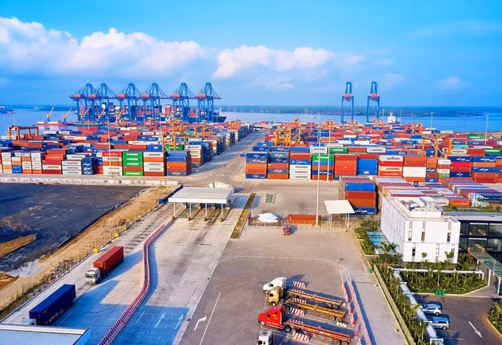Quan hệ thương mại Trung Quốc - Việt Nam ngày càng phát triển - Ảnh: Cụm cảng nước sâu Cái Mép - Thị Vải, thị xã Phú Mỹ, tỉnh Bà Rịa - Vũng Tàu là đầu mối khu vực phía Nam chuyên xuất khẩu hàng hóa sang trị trường Trung Quốc